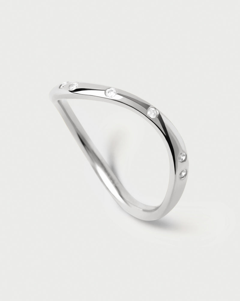 Sleek silver ring with set with sparkling zirconia and fluid lines