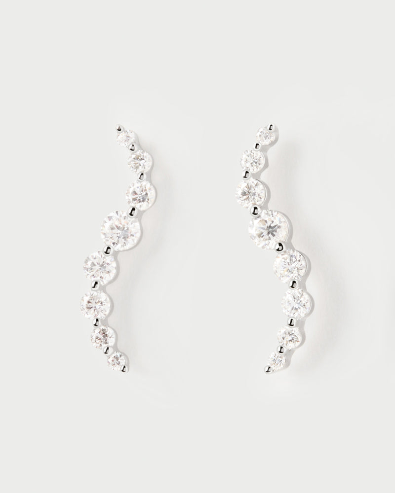 Elegant earrings in 18K white gold featuring an undulating line of lab-grown diamonds