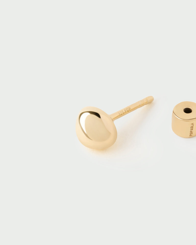 Gold-plated fluid ear piercing with an irregular round shape