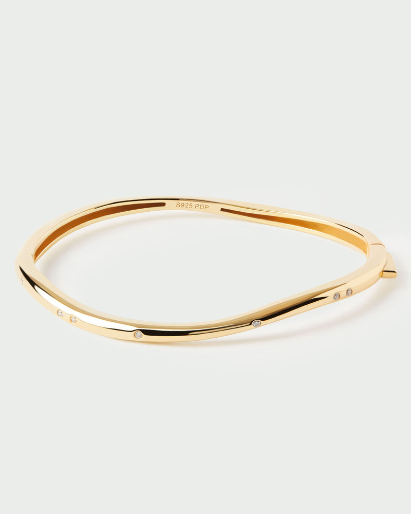 Sleek bangle bracelet set with sparkling zirconia and fluid lines