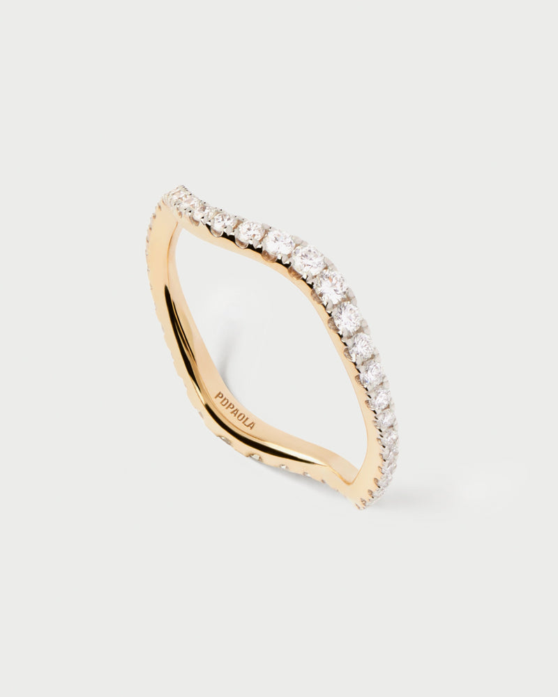 Fluid eternity ring in 18K gold with an undulating band accented with lab-grown diamonds