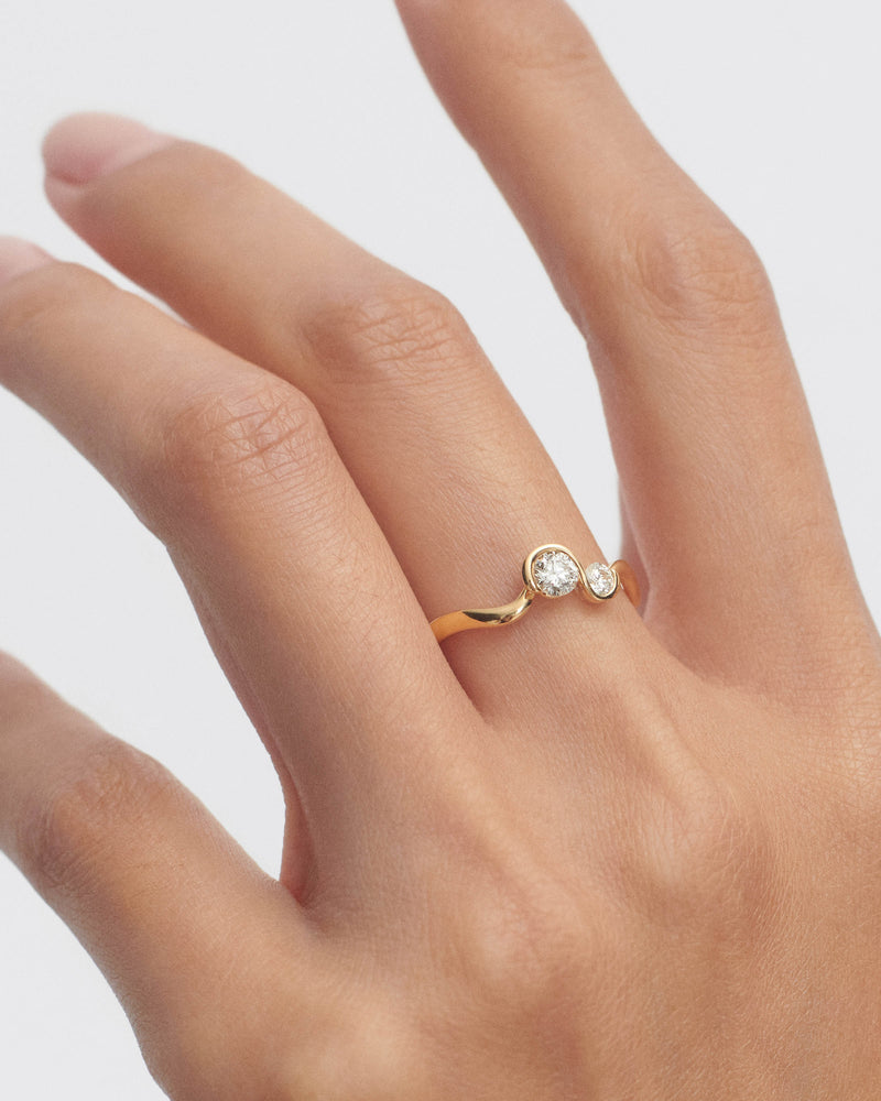 Diamonds and gold Dafne ring - 
  
    18K Gold
  
