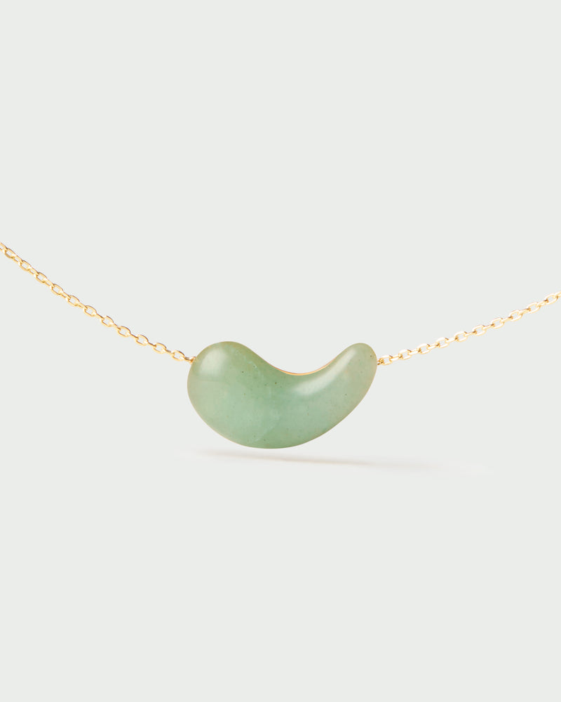 Gold-plated chain necklace with a green gemstone fluid drop
