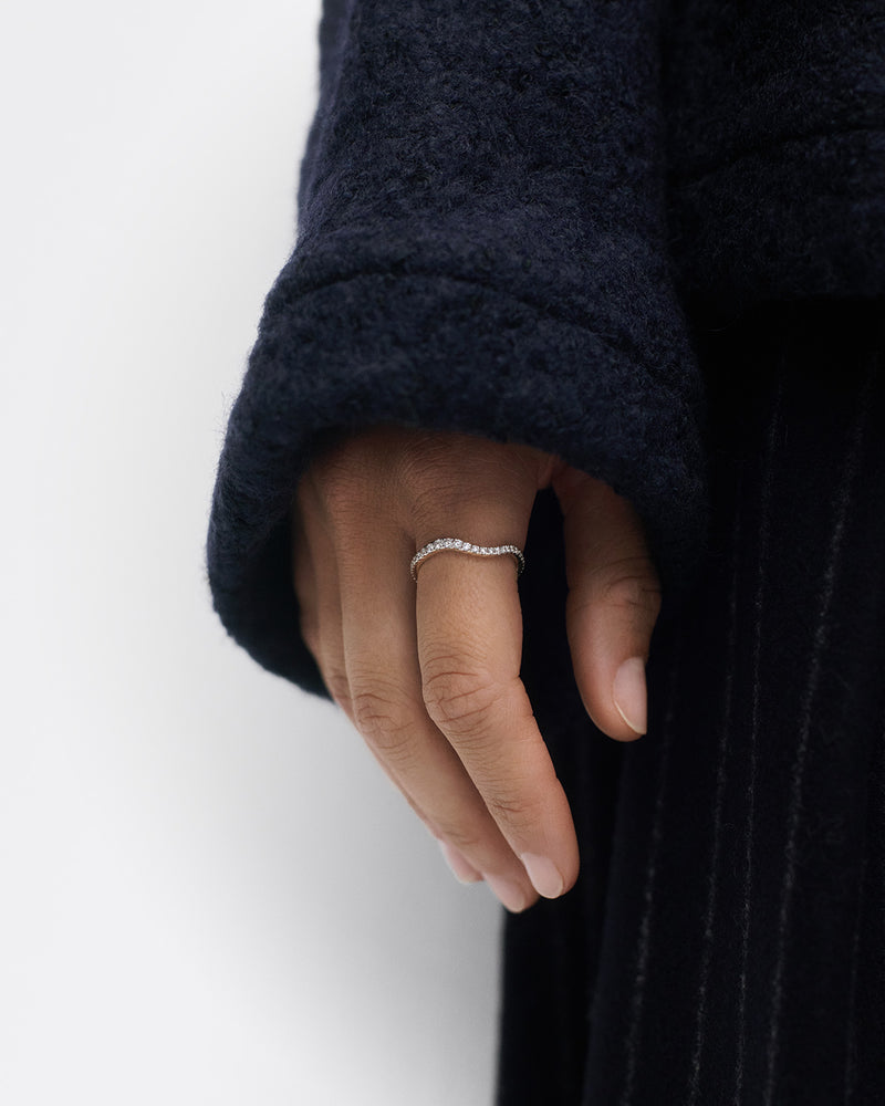 Fluid eternity ring in 18K gold with an undulating band accented with lab-grown diamonds