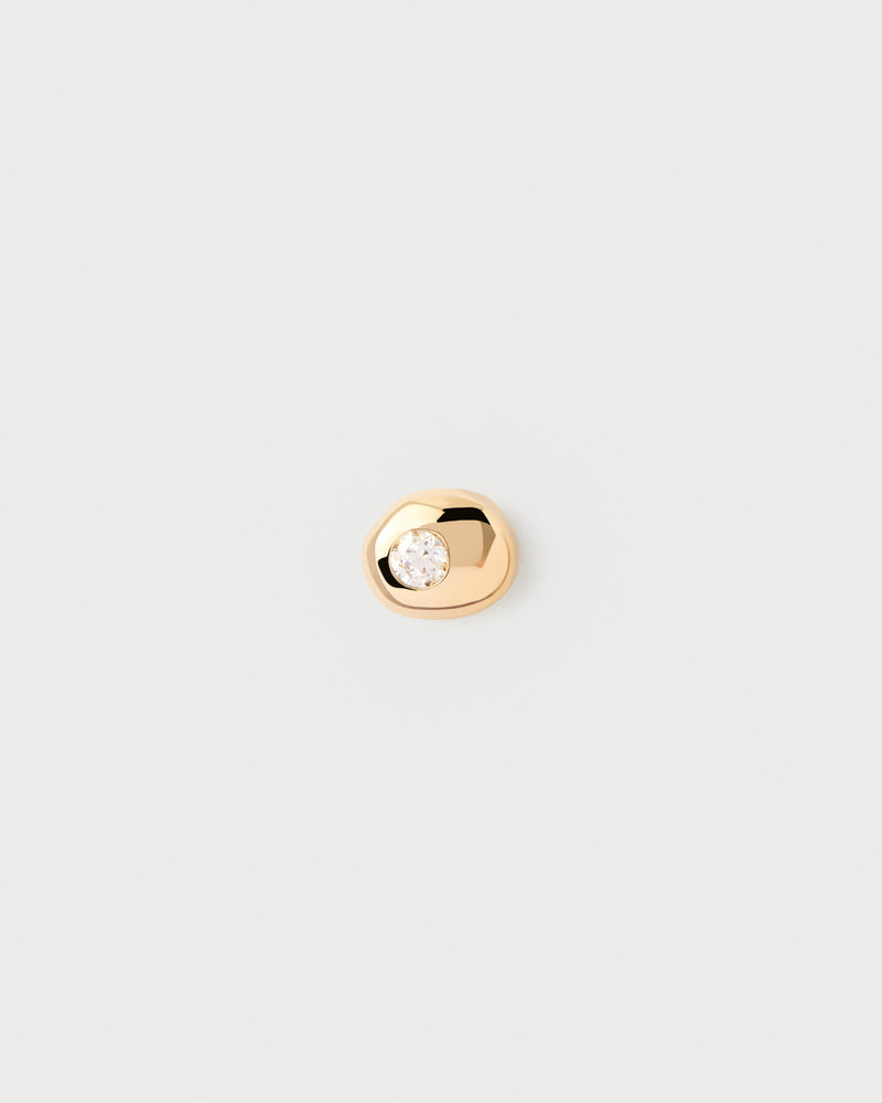 Gold-plated fluid round shape ear piercing adorned with a flush set zirconia