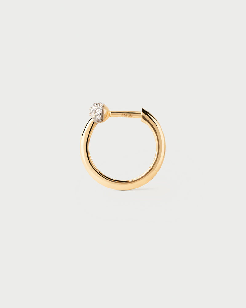 Distinctive single hoop in solid yellow gold topped with a round pavé lab-grown diamond